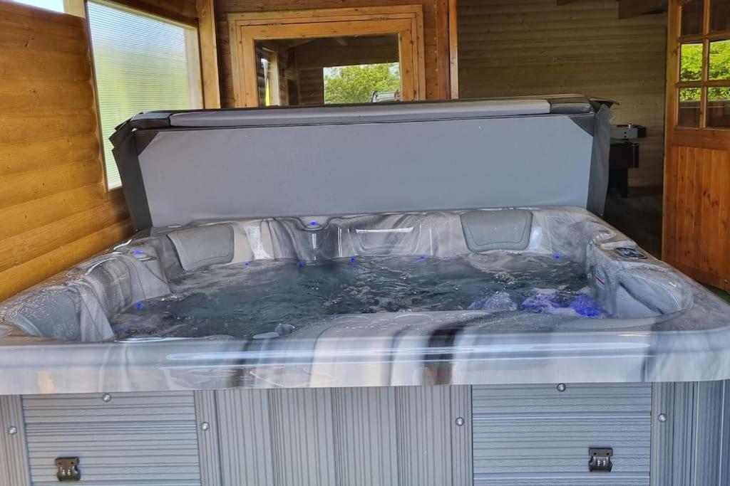Grace'S Place With Hot Tub & Games Room Carrickfergus Dış mekan fotoğraf